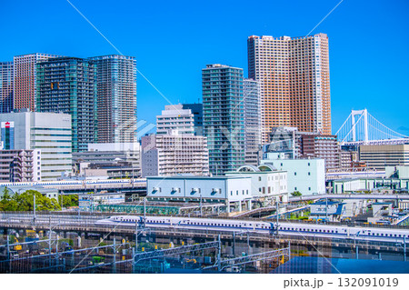 日本の東京都市景観2本新幹線が並ぶ珍景。奥は芝浦アイランドケープタワーなど芝浦のタワーマンション群 日本の東京都市景観2本新幹線が並ぶ珍景。奥は芝浦アイランドケープタワーなど芝浦のタワーマンション群 132091019