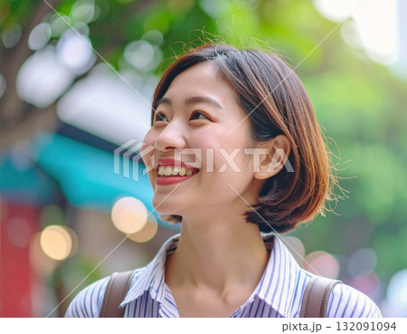 街ブラをする若い女性 街ブラをする若い女性 132091094