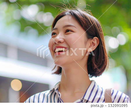 街ブラをする若い女性 街ブラをする若い女性 132091095