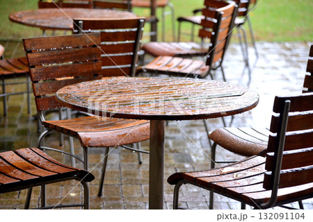 雨の日のキャンパスで濡れるテーブルとイス 132091104