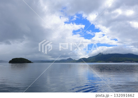 北海道・洞爺湖町・中島から眺める洞爺湖の景色 132091662