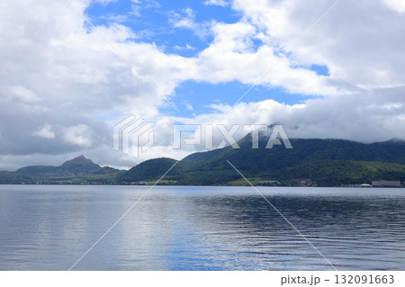 北海道・洞爺湖町・中島から眺める洞爺湖の景色 132091663
