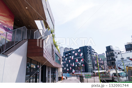 下北沢駅　駅前の新しめの建物　春の空　京王井の頭線・小田急小田原線　東京都世田谷区 132091744