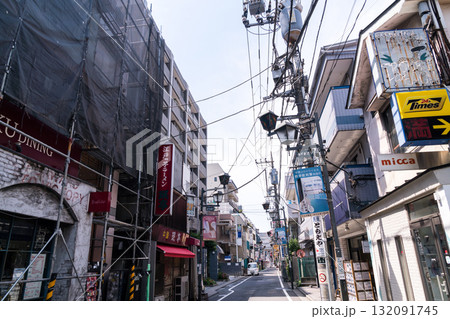下北沢　お店が立ち並ぶ路地　春の空　京王井の頭線・小田急小田原線　東京都世田谷区 132091745