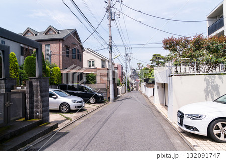 下北沢駅　西口の閑静な住宅街　春の空　京王井の頭線・小田急小田原線　東京都世田谷区 132091747