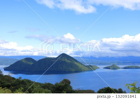 北海道・洞爺湖町・サイロ展望台から眺める洞爺湖中島の景色 北海道・洞爺湖町・サイロ展望台から眺める洞爺湖中島の景色 132091841