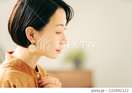 身だしなみを整える女性 132092122