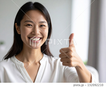 親指を立てるポーズする若い女性 親指を立てるポーズする若い女性 132092210