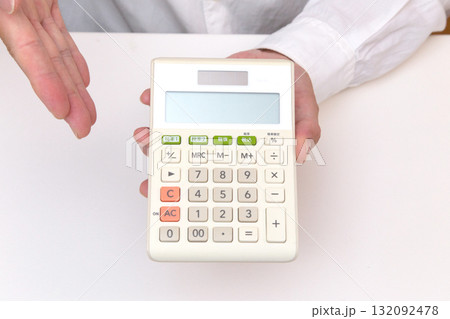 電卓を持つ人の手元 132092478