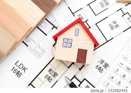 住宅と建築図面と建材と電卓 住宅と建築図面と建材と電卓 132092481