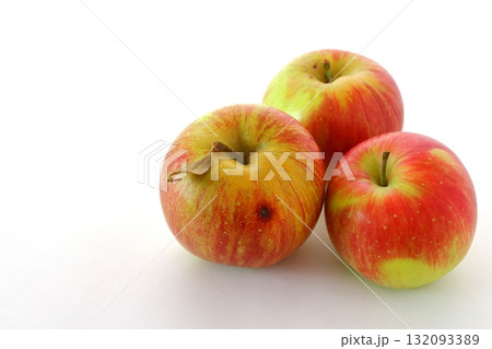 白背景のりんご 132093389