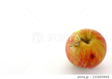 白背景のりんご 白背景のりんご 132093669