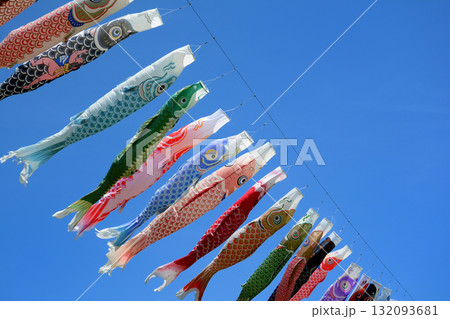 青空を泳ぐ鯉のぼり 132093681