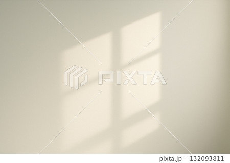 朝の日差しが作る柔らかな四角い影 朝の日差しが作る柔らかな四角い影 132093811