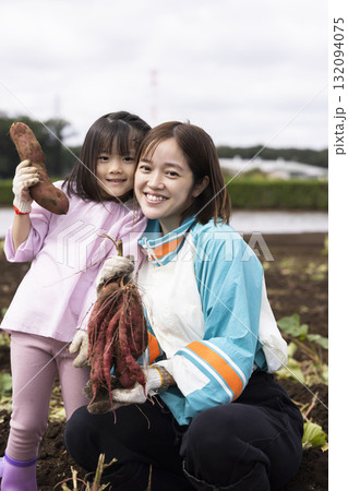 サツマイモを収穫するかわいい女の子 サツマイモを収穫するかわいい女の子 132094075