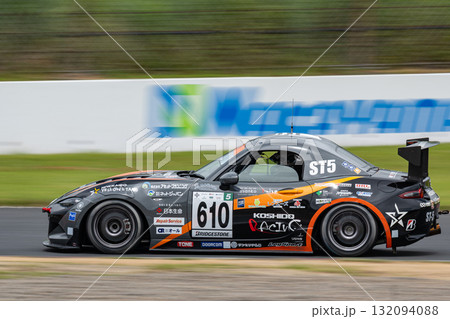 サーキットを速く走る黒い車 132094088