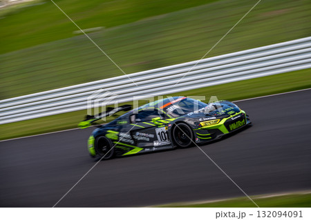 疾走するスポーツカー 132094091