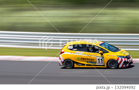 疾走する黄色い車 132094092