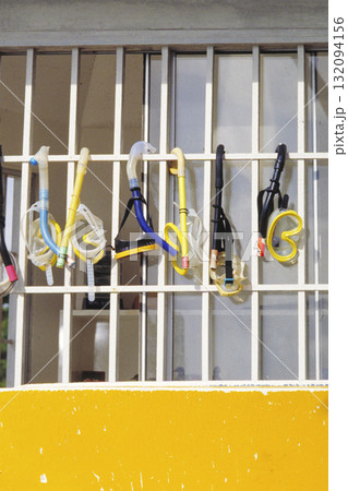 窓格子にかけられているシュノーケルとマスク 窓格子にかけられているシュノーケルとマスク 132094156