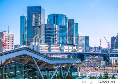日本の東京都市景観 品川駅やオフィスビル群などを望む。手前は高輪ゲートウェイ駅 日本の東京都市景観 品川駅やオフィスビル群などを望む。手前は高輪ゲートウェイ駅 132094194