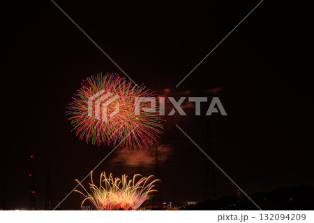 田原市の渥美半島花火大会の風景(愛知県) 田原市の渥美半島花火大会の風景(愛知県) 132094209