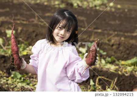 サツマイモを収穫するかわいい女の子 サツマイモを収穫するかわいい女の子 132094215