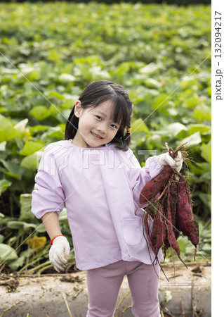 サツマイモを収穫するかわいい女の子 サツマイモを収穫するかわいい女の子 132094217