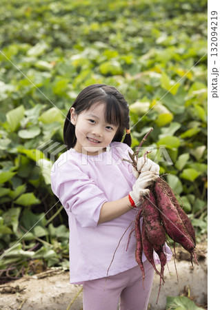 サツマイモを収穫するかわいい女の子 サツマイモを収穫するかわいい女の子 132094219