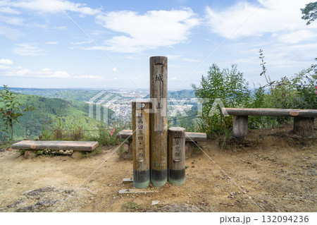 城山（戸倉城跡）の山頂（東京都あきる野市） 132094236