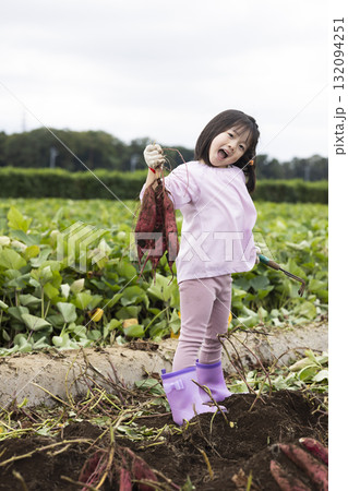 サツマイモを収穫するかわいい女の子 132094251