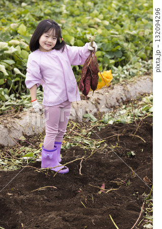 サツマイモを収穫するかわいい女の子 サツマイモを収穫するかわいい女の子 132094296