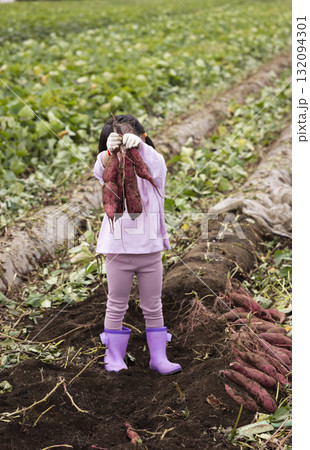 サツマイモを収穫するかわいい女の子 132094301