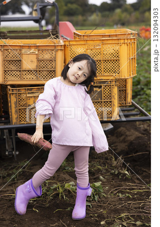 サツマイモを収穫するかわいい女の子 132094303