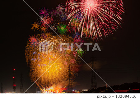 田原市の渥美半島花火大会の風景(愛知県) 田原市の渥美半島花火大会の風景(愛知県) 132094316