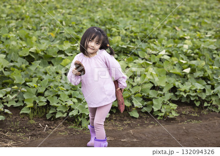 サツマイモを収穫するかわいい女の子 サツマイモを収穫するかわいい女の子 132094326