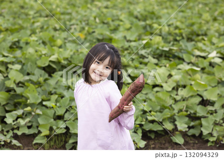 サツマイモを収穫するかわいい女の子 サツマイモを収穫するかわいい女の子 132094329