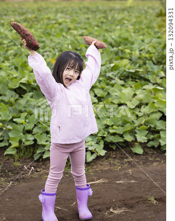 サツマイモを収穫するかわいい女の子 サツマイモを収穫するかわいい女の子 132094331