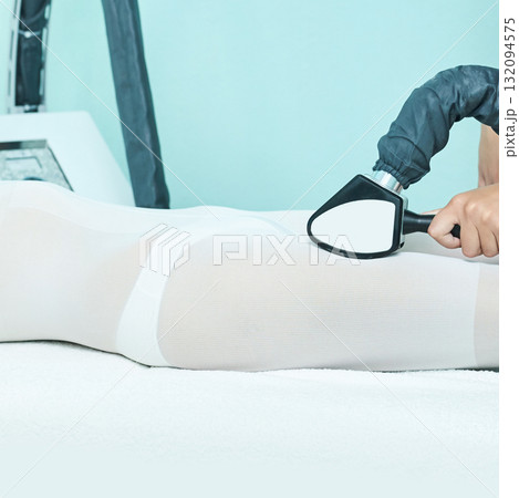 Body contouring procedure on female adult with machine for skin tightening Body contouring procedure on female adult with machine for skin tightening 132094575
