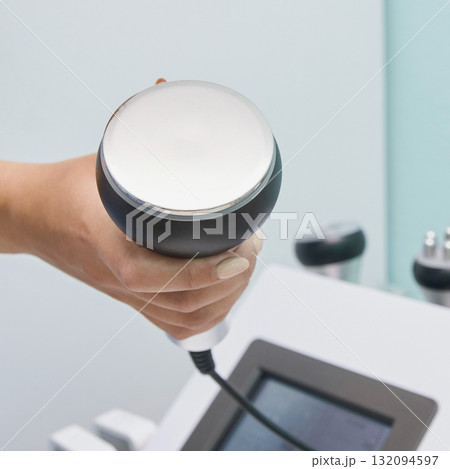 Hand holding ultrasonic cavitation device for non-invasive body contouring Hand holding ultrasonic cavitation device for non-invasive body contouring 132094597