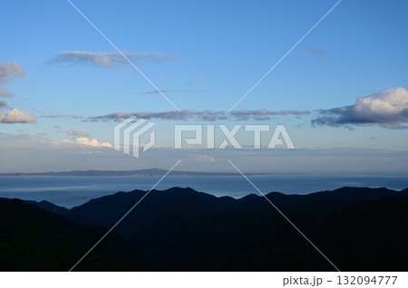 知床峠から望むオホーツク海と国後島 知床峠から望むオホーツク海と国後島 132094777
