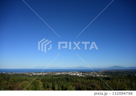 天都山展望台から望むオホーツク海と知床半島 132094798