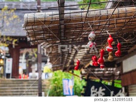 東京　深大寺　山門に続く参道 132095183
