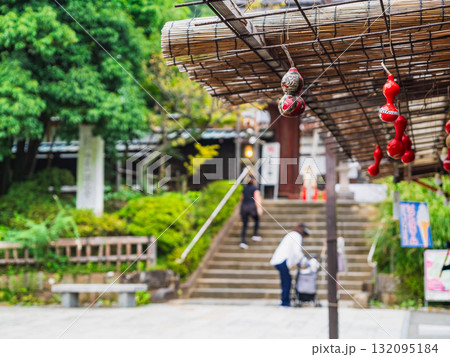 東京　深大寺　山門に続く参道 132095184