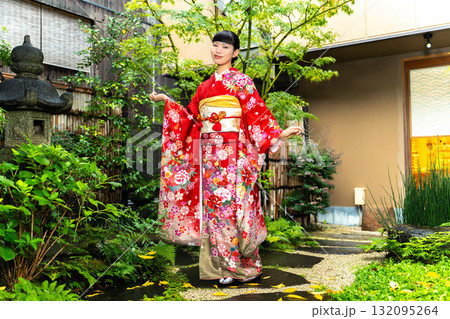 庭に立つ振袖を着た日本人女性 庭に立つ振袖を着た日本人女性 132095264