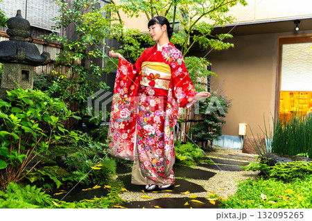 庭に立つ振袖を着た日本人女性 庭に立つ振袖を着た日本人女性 132095265