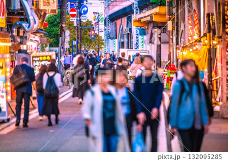 日本の東京都市景観10月17日。新橋駅 烏森口（画面奥）や高架下（画面右）の飲み屋街などを望む 132095285
