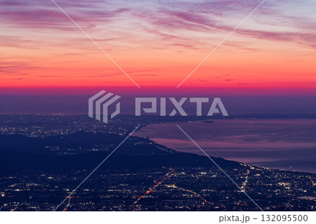 箱根・明神ヶ岳から見る夜明けの湘南の海 132095500