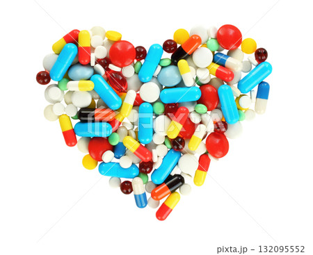 Medical tablets scattered in the shape of a heart, isolated on a transparent background 132095552