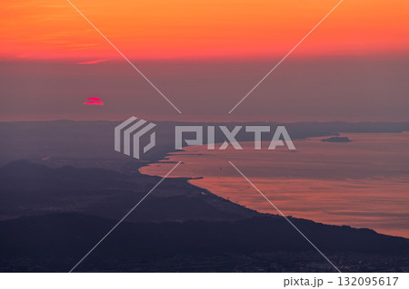 箱根・明神ヶ岳から見る日の出と湘南の海 132095617