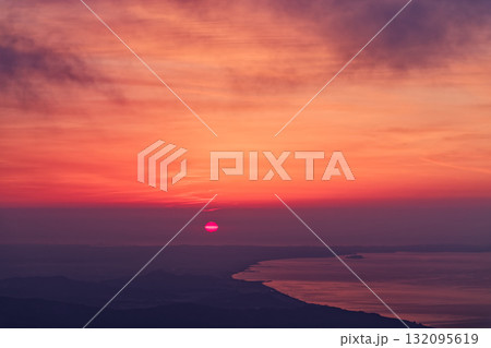 箱根・明神ヶ岳から見る日の出と湘南の海 132095619